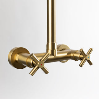 Elegante wandhängende Außendusche aus Edelstahl – Gold